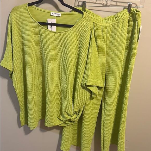 First Love Lime Green Textured two piece outfit nwt size 2x bottoms 1x top - Picture 1 of 7